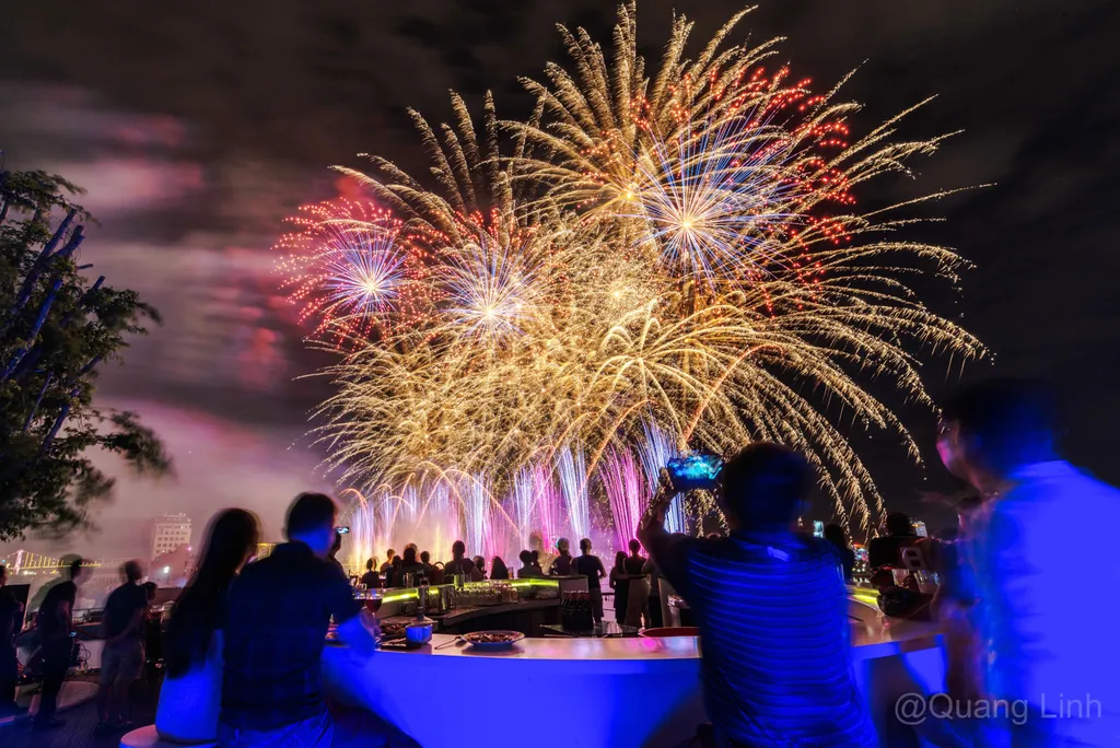 Enjoyable atmosphere viewing fireworks at the swimming pool and bar