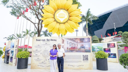 Đông đảo du khách check in với hoa hướng dương tại Triển lãm “Đà Nẵng – 50 năm phát triển và hội nhập”