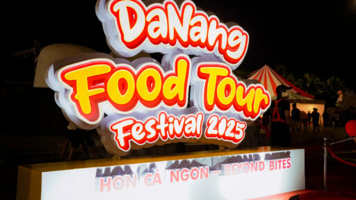 Uống bia, ăn xúc xích Bà Nà tại Lễ hội Đà Nẵng Food Tour 2025