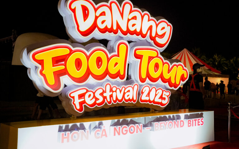 Uống bia, ăn xúc xích Bà Nà tại Lễ hội Đà Nẵng Food Tour 2025