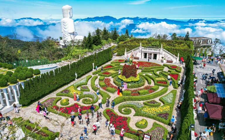 Sun World Ba Na Hills tưng bừng đón hàng nghìn du khách trong ngày đầu áp dụng ưu đãi 50%