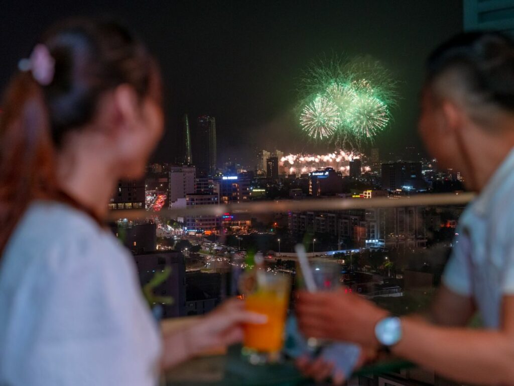 sky21-bar-quan-cafe-tren-cao-ngam-phao-hoa-da-mat

