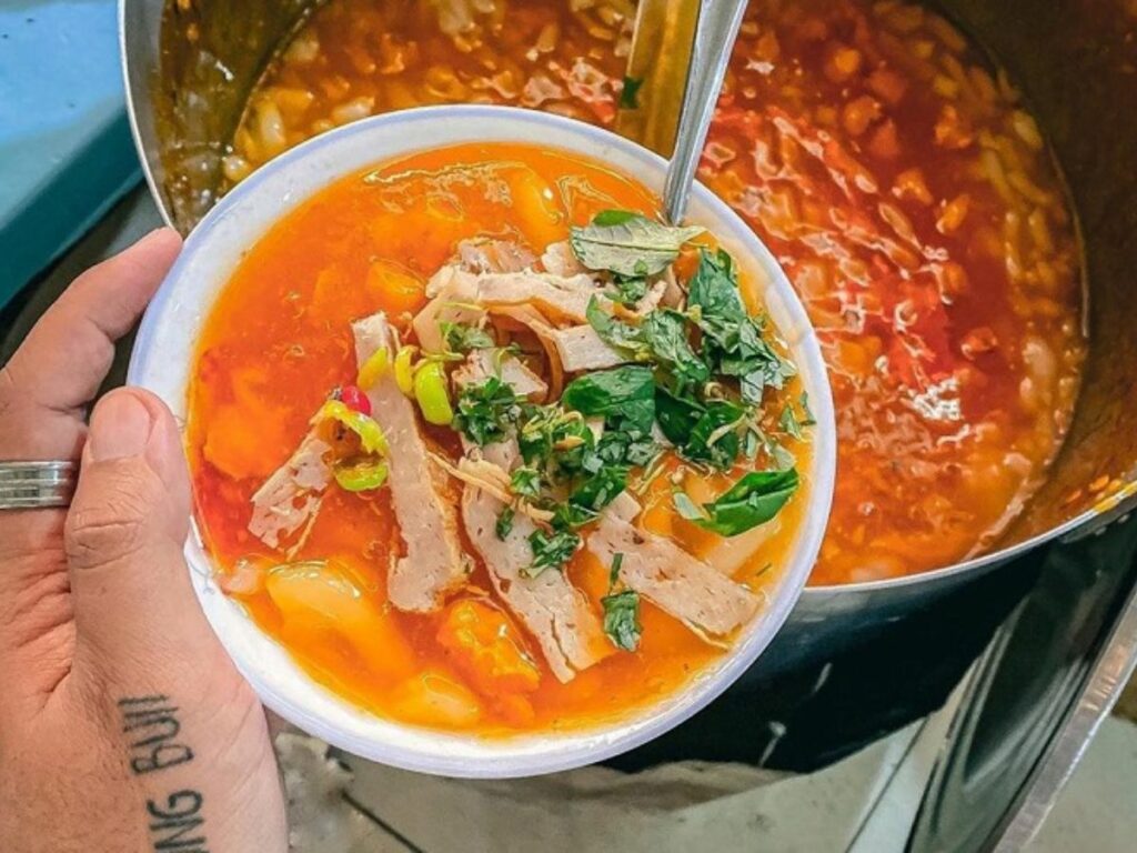 nuoc-dung-linh-hon-cua-mon-banh-canh-xu-quang

