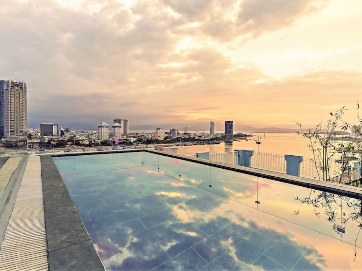 ibiza-riverfront-hotel-rooftop-bar-va-buffet-dem-ket-hop-ngam-phao-hoa


