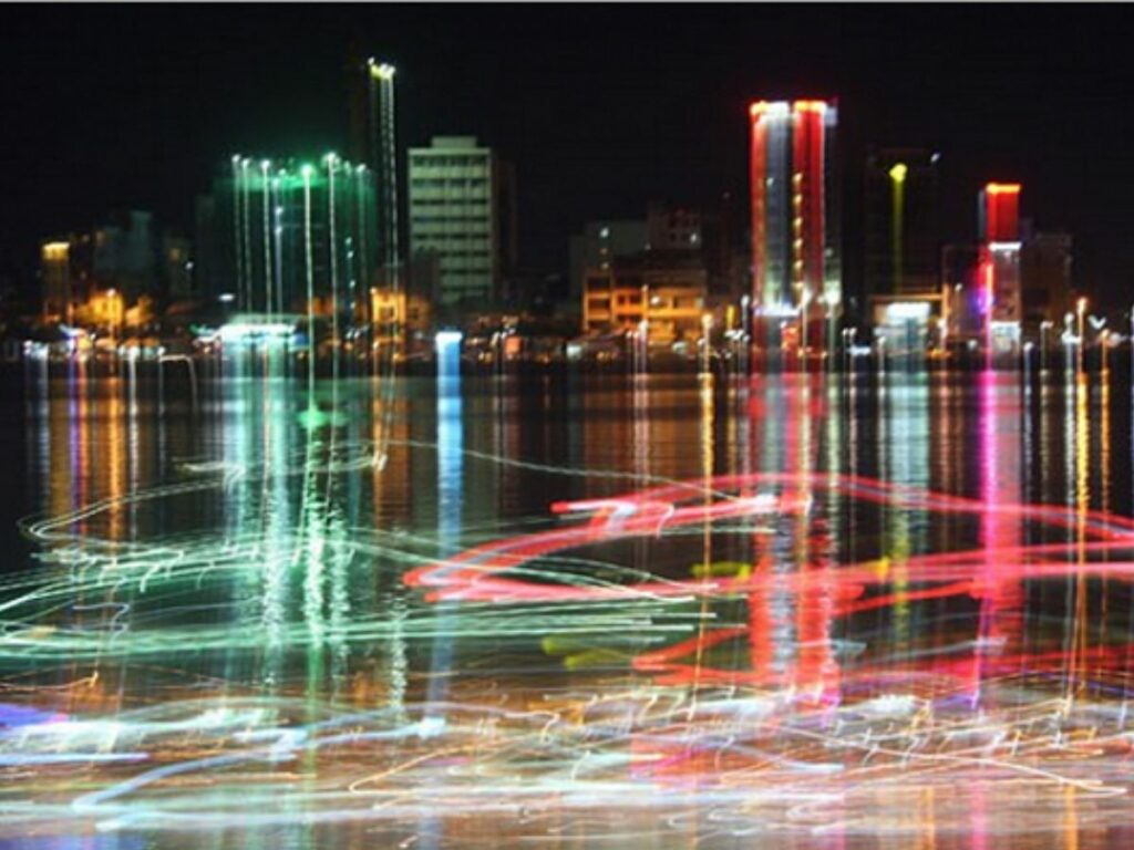 toa-nha-green-plaza-in-bong-tren-song-han-khi-ve-dem

