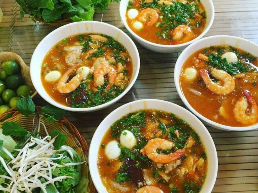 banh-canh-am-phu-diem-den-ly-tuong-cho-thuc-khach-dem  
