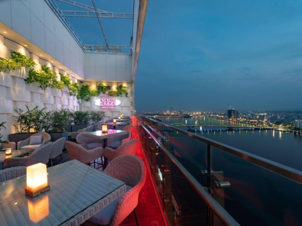 wink-hotel-danang-riverside-rooftop-bar-voi-goc-nhin-360-do

