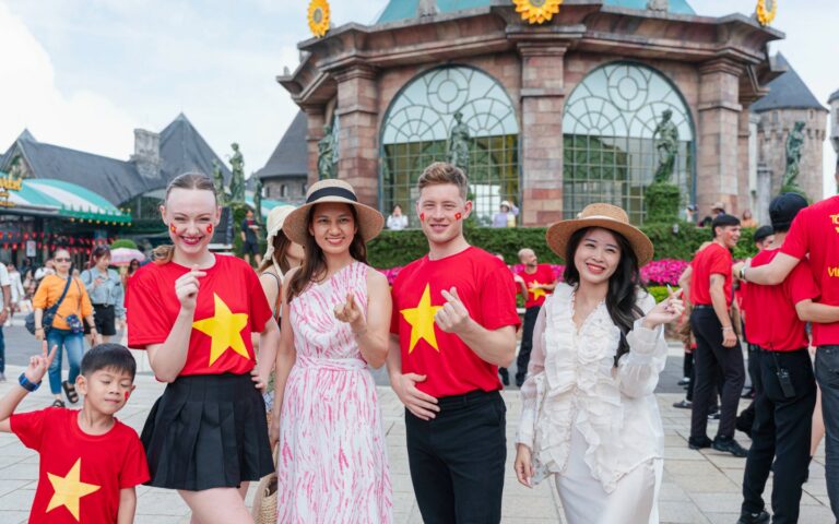 Du khách phấn khích check in với quầy buffet thời bao cấp tại Ba Na Hills