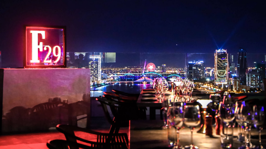 view-ngam-phao-hoa-nha-hang-wyndham-skybar

