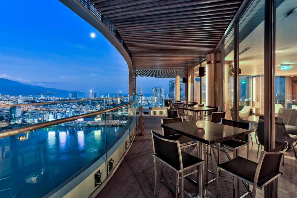 view-ngam-phao-hoa-tai-nha-hang-the-sail-rooftop

