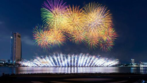 Đêm DIFF 2025 thứ hai: Tân binh pháo hoa Z121 Vina Pyrotech Việt Nam khiến 10.000 khán giả bất ngờ