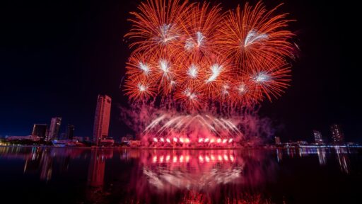 Xem pháo hoa Đà Nẵng trên du thuyền 2025 – Giá & lịch chi tiết