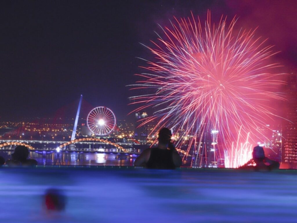 Wyndham Danang Golden Bay Rooftop Fireworks Viewing Danang 2025 បច្ចុប្បន្នកំពុងដំណើរការសាងសង់