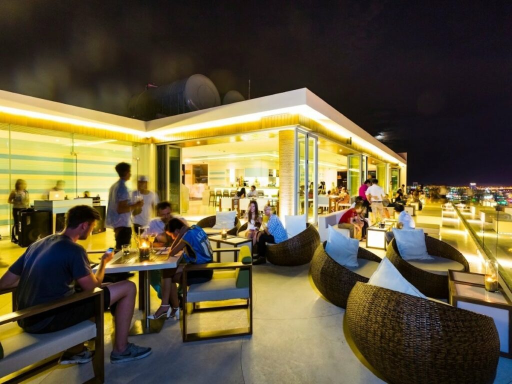 a-la-carte-da-nang-ឆ្នេរ-នាំមក-ខ្ញុំ-a-កាំជ្រួចជាច្រើន-មើល-បទពិសោធន៍-ពី-quay-bar-on-mai