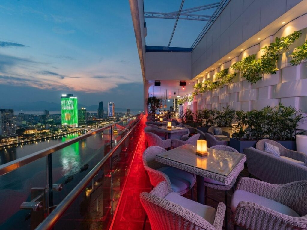 កន្លែងងងឹតនៅ Wink នឹងជួយឱ្យអ្នកមានបទពិសោធន៍មើលកាំជ្រួចពេញលេញ។