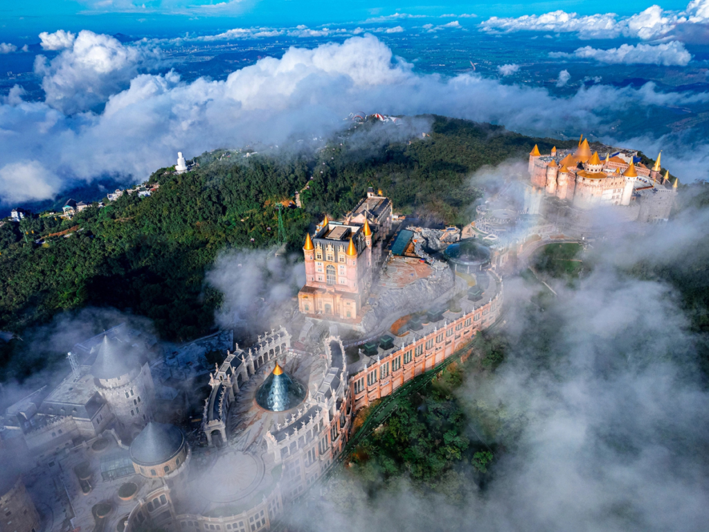 ba-na-hills-xu-so-than-tien-tren-may