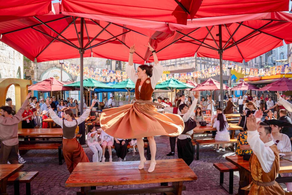 Sun World Ba Na Hills rộn ràng không khí lễ hội mùa hè, với chuỗi những show diễn sôi động giữa không gian châu Âu trên đỉnh núi.