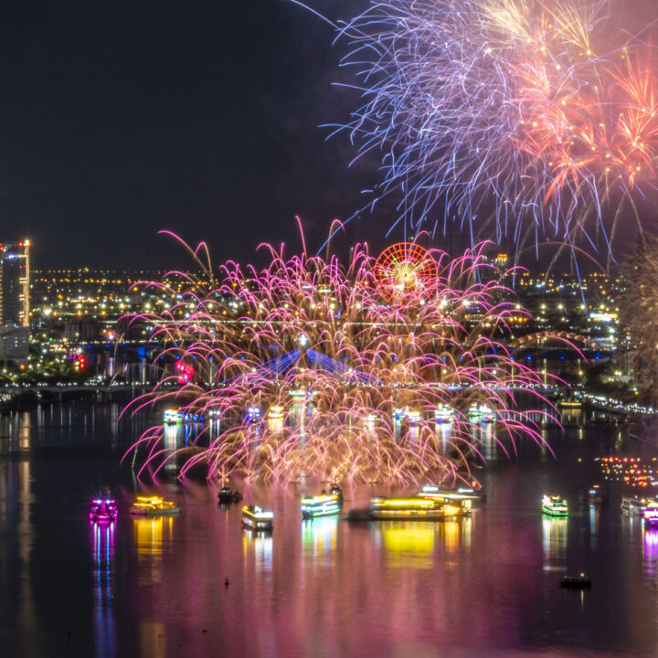 What do you need to prepare to watch the Da Nang fireworks for a complete experience?